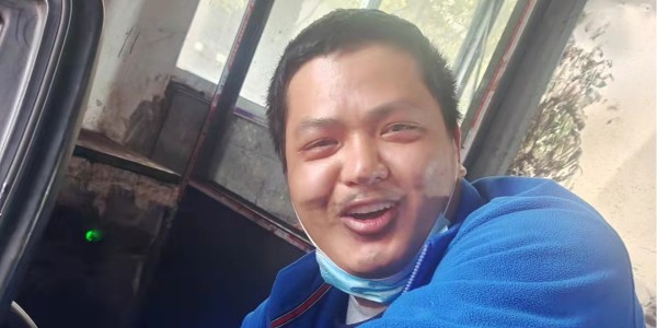 面對(duì)又臭又臟的污水管，他毫不猶豫地……