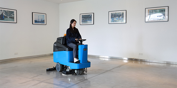 駕駛洗地機(jī)使用時(shí)需要注意什么