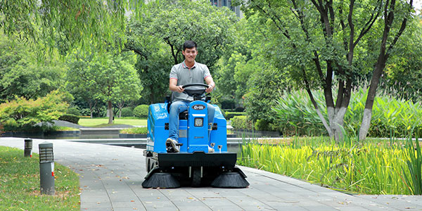 南京嘉得力淺談駕駛式掃地機(jī)的工作原理