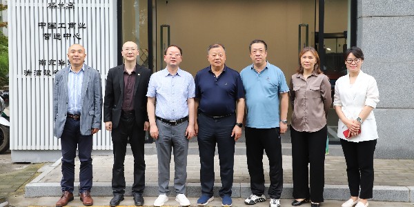 熱烈歡迎建鄴區(qū)物協(xié)蒞臨我司調研考察并頒發(fā)會員證書