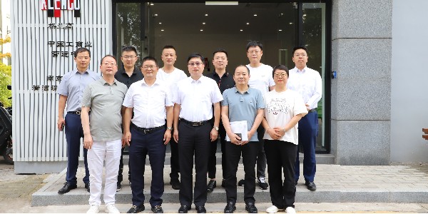 6月13日，南京市啟東商會黨支部書記蔡永健、秘書長張利兵以及在寧啟東鄉(xiāng)賢企業(yè)代表等一行來到南京嘉得力清潔設備有限公司進行參觀和考察，董事長顧衛(wèi)東進行熱情接待并召開座談會。